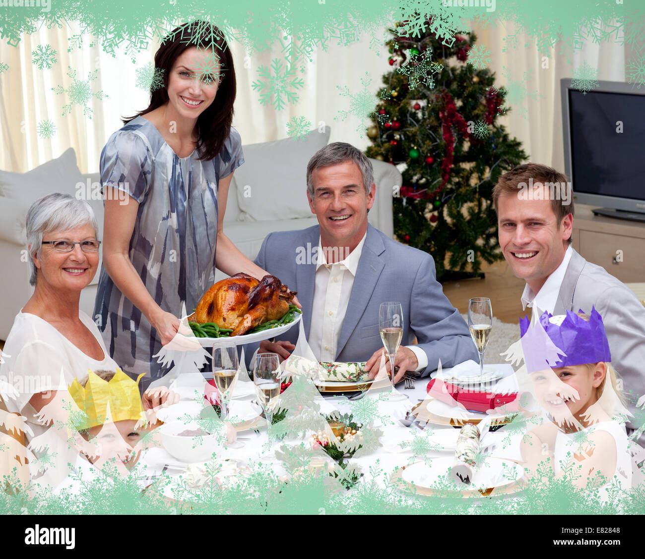 Familie feiern Weihnachtsessen mit der Türkei Stockfoto