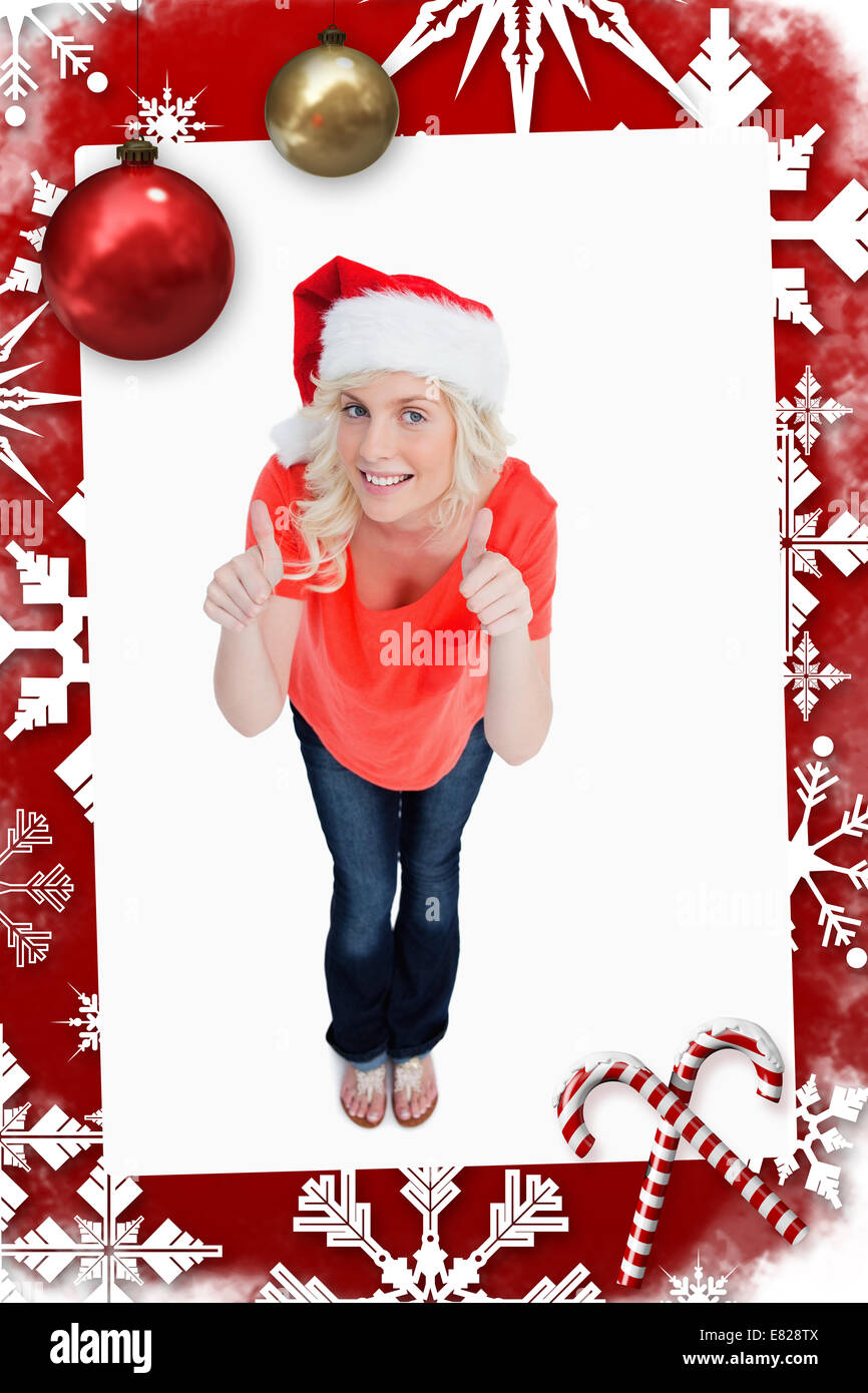Blonder Frau ihre Daumen aufstellen, während des Tragens Weihnachten Kleidung Stockfoto