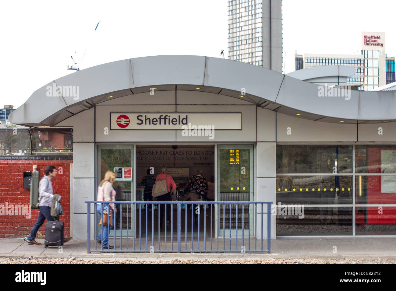 Pendler, die Ankunft in Sheffield-Bahn und Tram-Station in der Stadt Zentrum South Yorkshire England UK Stockfoto