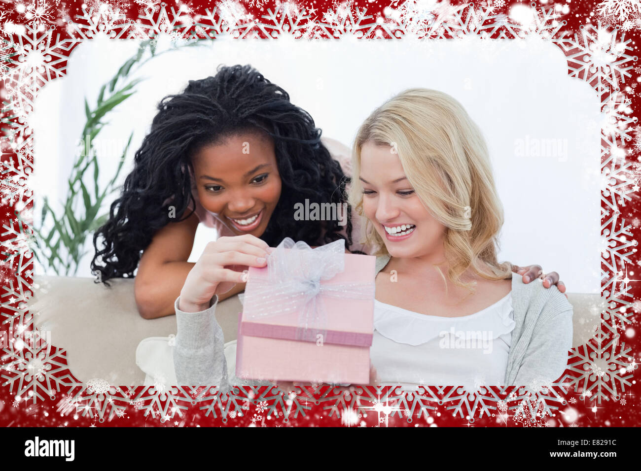Zusammengesetztes Bild von zwei Frauen in einer rosa Box schauen Stockfoto