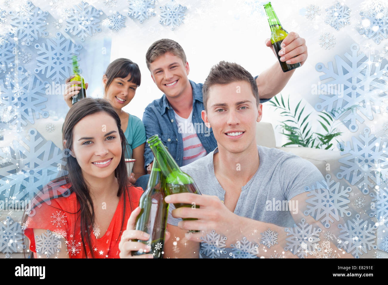 Gruppe von Freunden feiern durch klirrende Flaschen Stockfoto