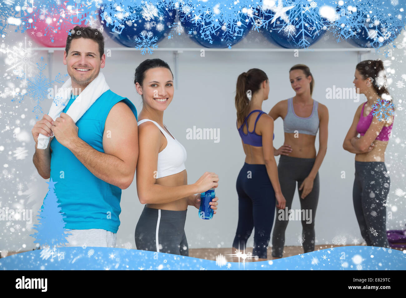 Lächelnde paar mit Fitness-Klasse im Hintergrund Stockfoto