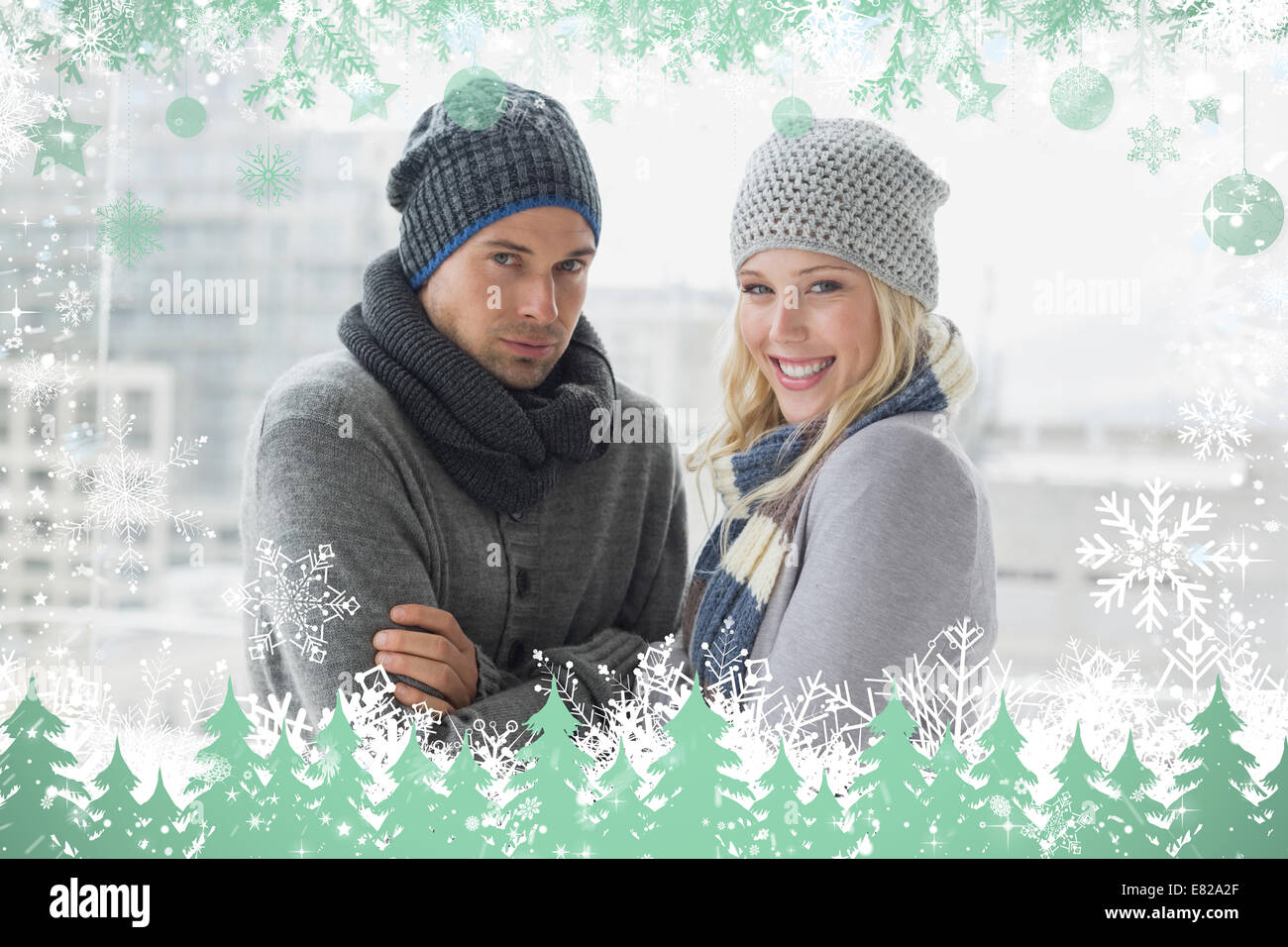 Süßes Paar in warme Kleidung lächelt in die Kamera Stockfoto