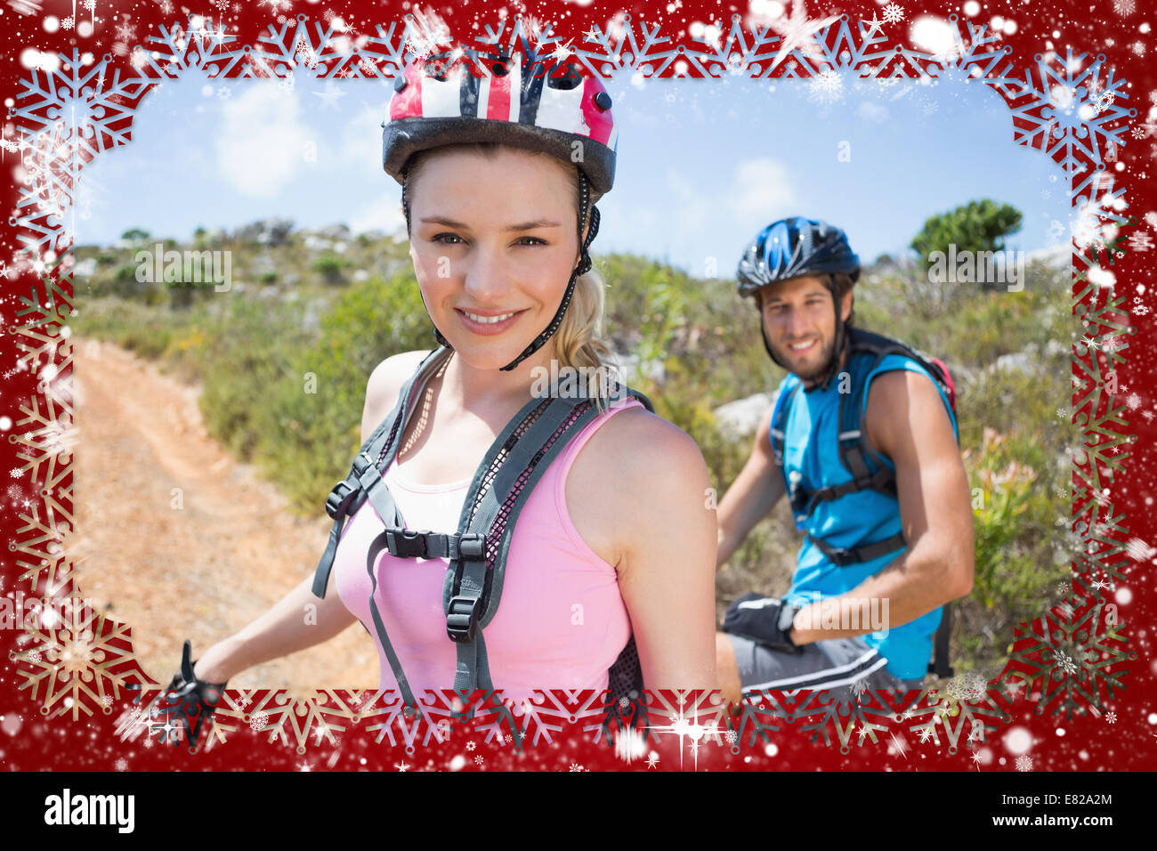 Fit paar fahren Bergweg lächelnd in die Kamera Stockfoto