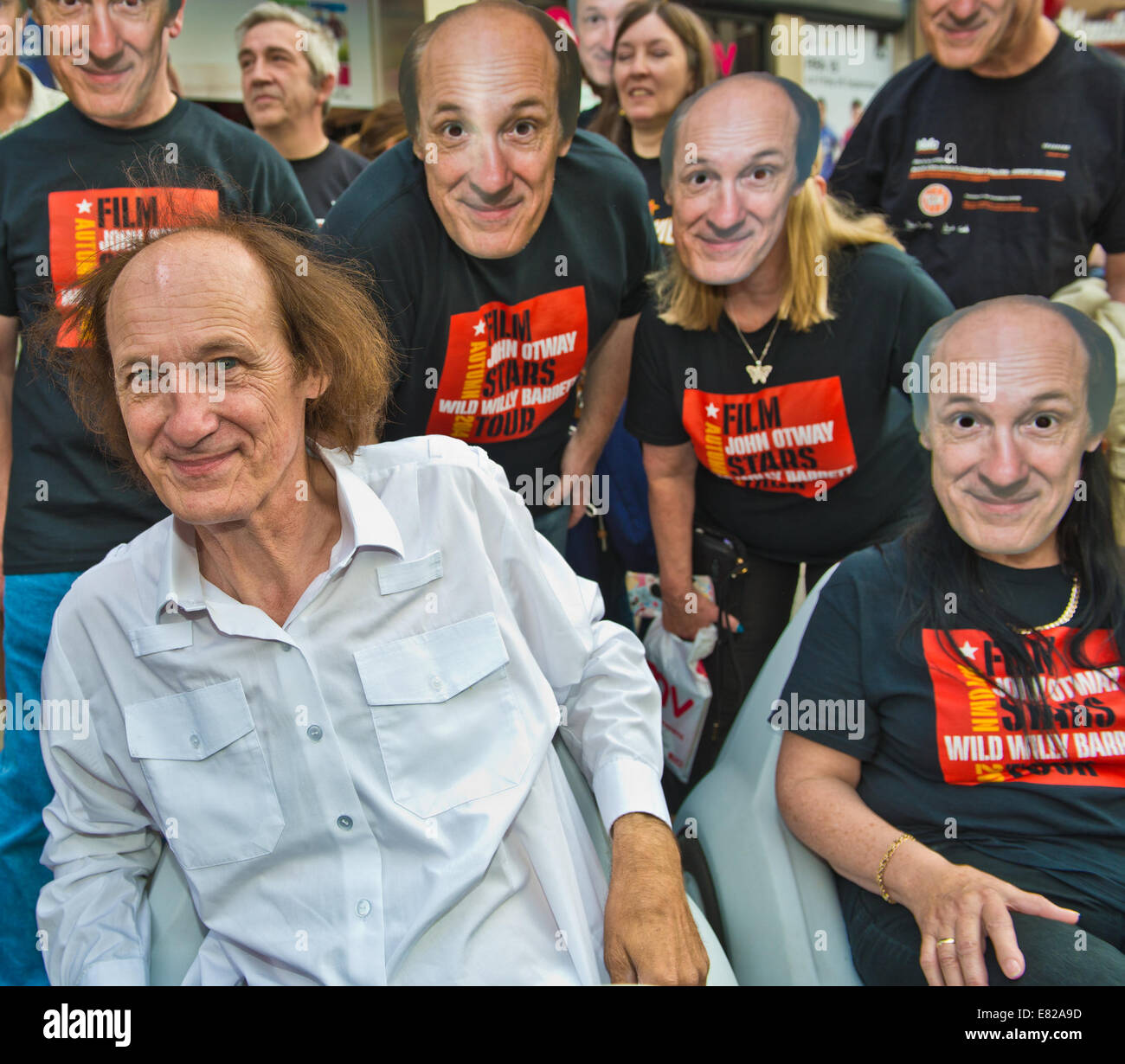 Oxford Street, London, UK. 28. Sep, 2014. HMV Oxford Street London, John Otway: John Otway startet seine DVD "Otway den Film" in der Londoner HMV Oxford Street. Unterstützt von seinen treuen Fans und 5 Sinclair C5 Fahrzeuge. Bildnachweis: Charlie Bryan/Alamy Live News Stockfoto