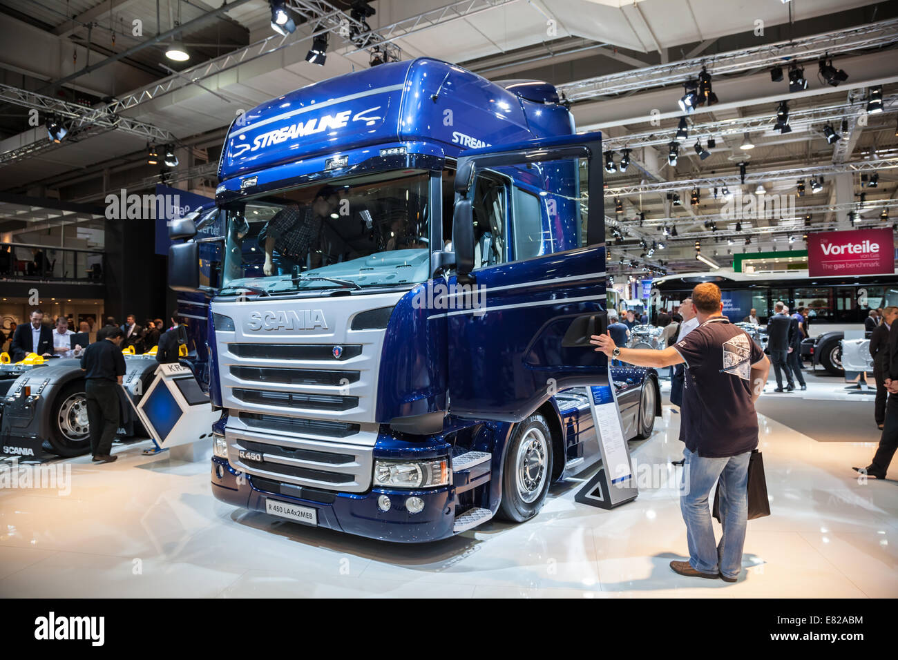 Scania R450 straffen LKW auf der 65. IAA Nutzfahrzeuge Messe 2014 in Hannover, Deutschland Stockfoto