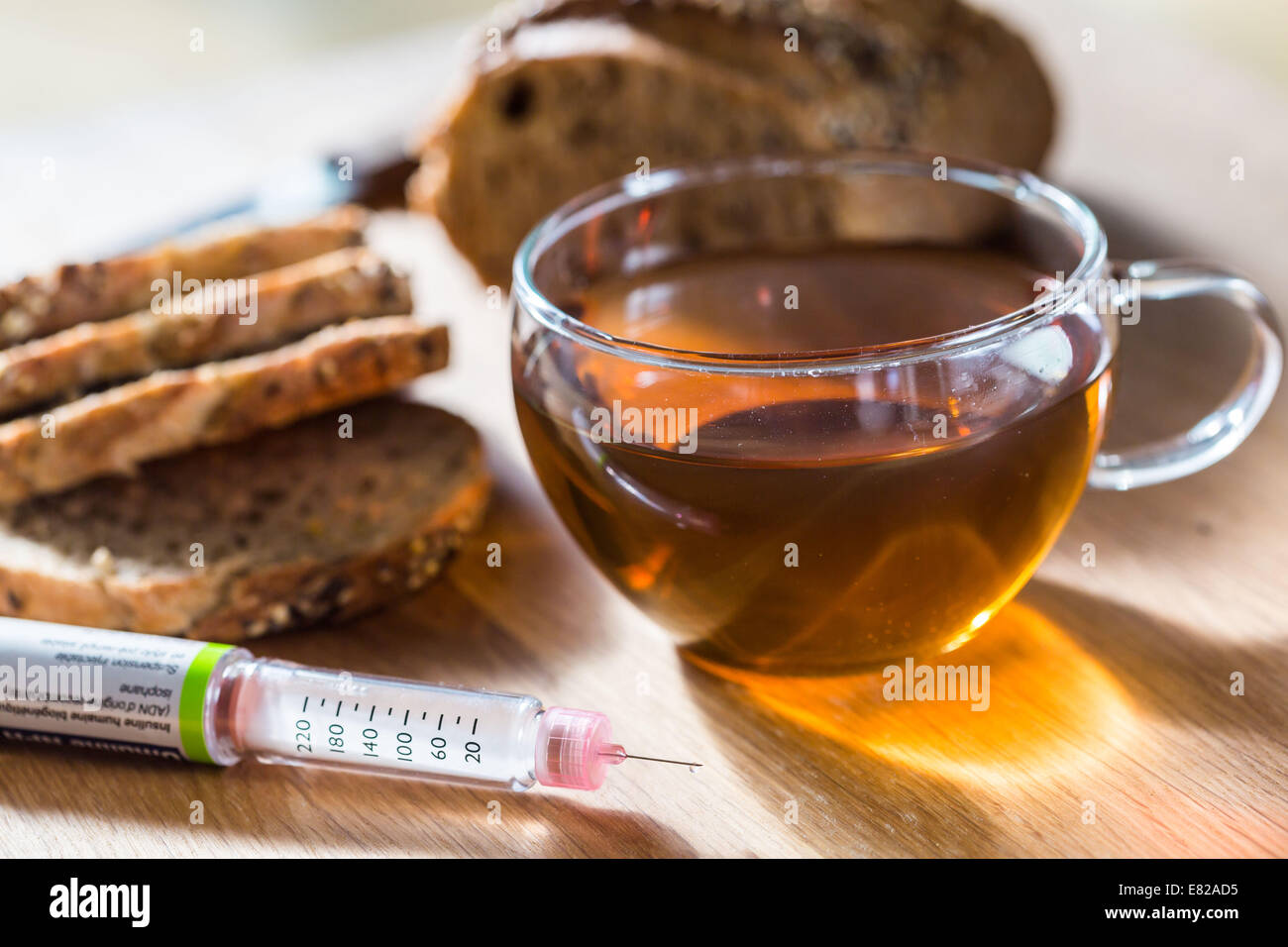 Insulin-Pen und Frühstück. Stockfoto