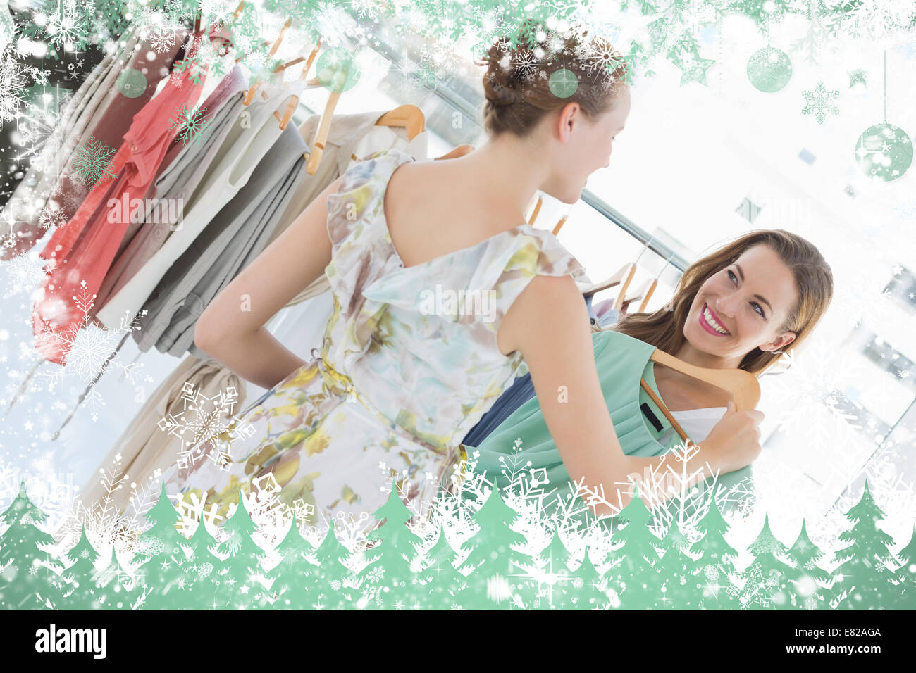 Zusammengesetztes Bild von jungen Frauen im Bekleidungsgeschäft einkaufen Stockfoto