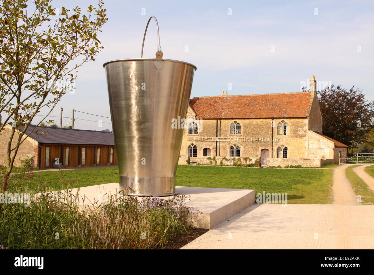 Bruton Somerset UK unter die Exponate der Neuen Hauser & Wirth art Gallery ist ein 16 Fuß hoch Milch Eimer des Künstlers Subodh Gupta, 2014 Stockfoto