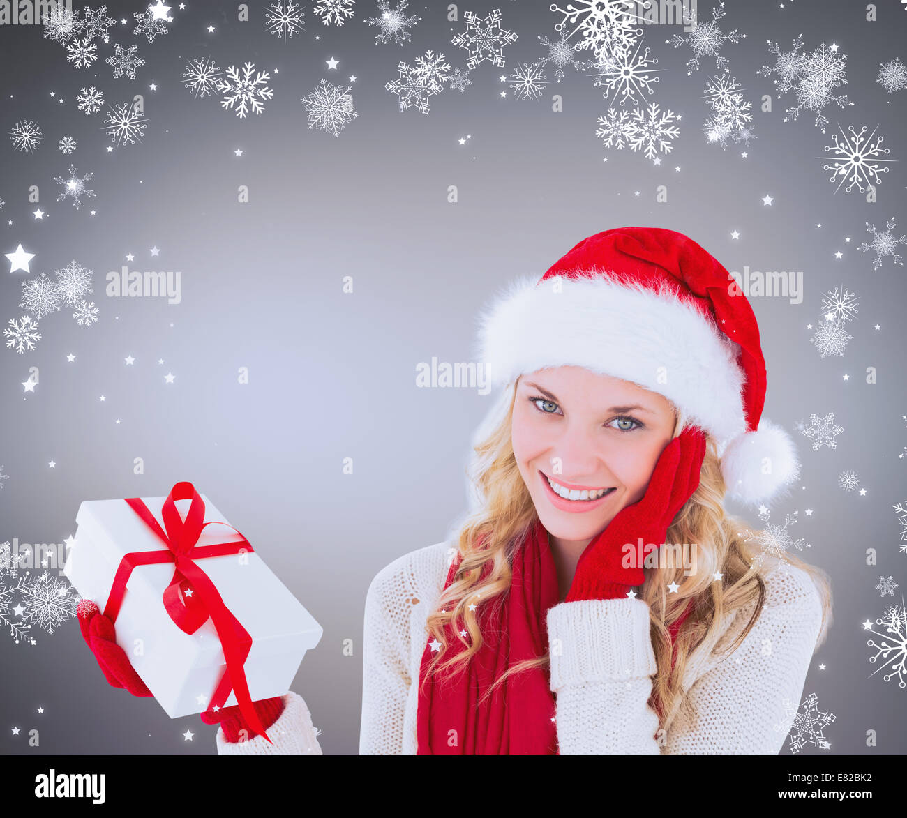 Zusammengesetztes Bild glücklich festliche Blondine mit Geschenk Stockfoto