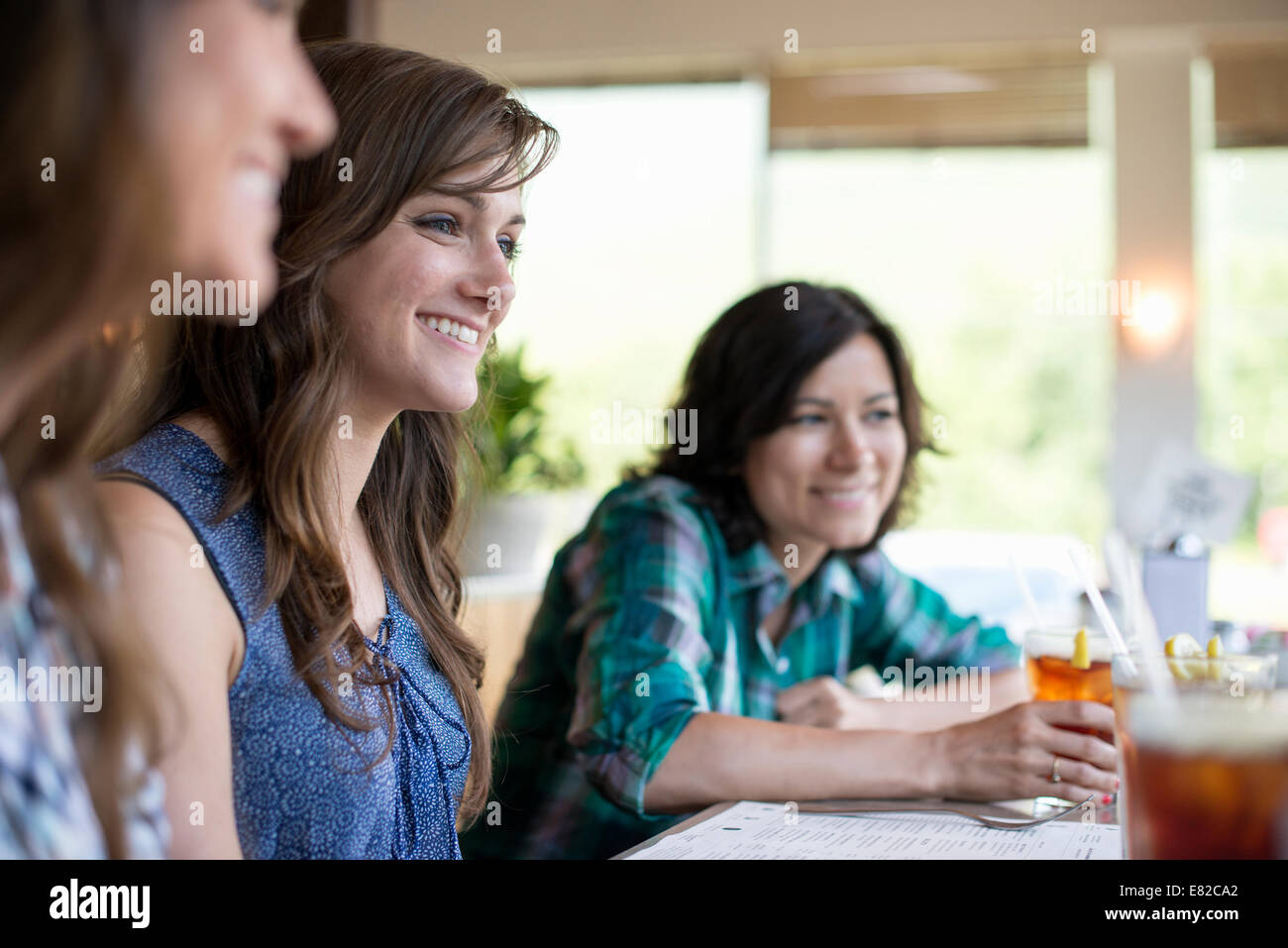 Eine Gruppe von Freunden in einem Diner Essen. Drei Frauen sitzen. Stockfoto