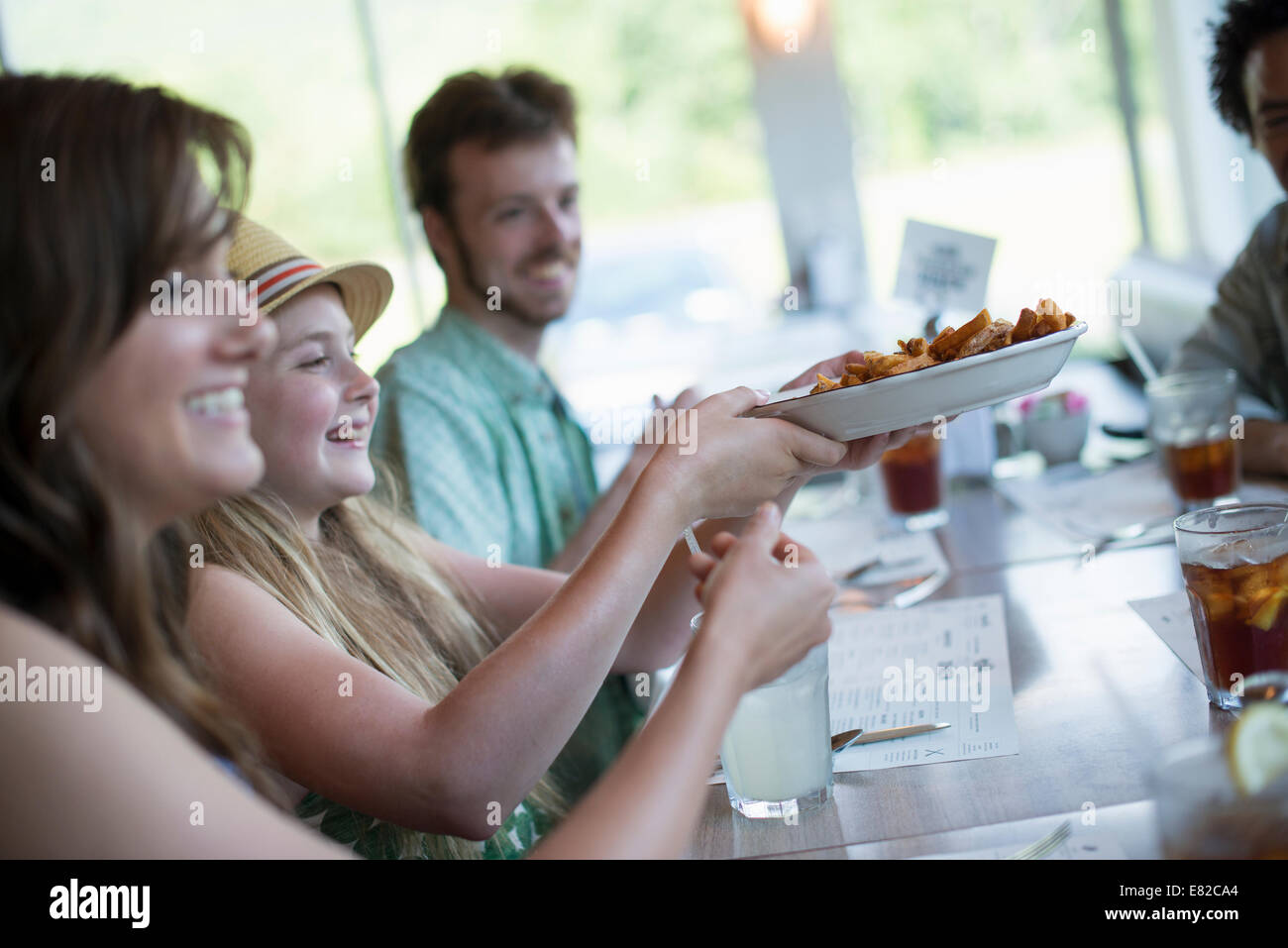 Eine Gruppe von Freunden in einem Diner Essen. Stockfoto