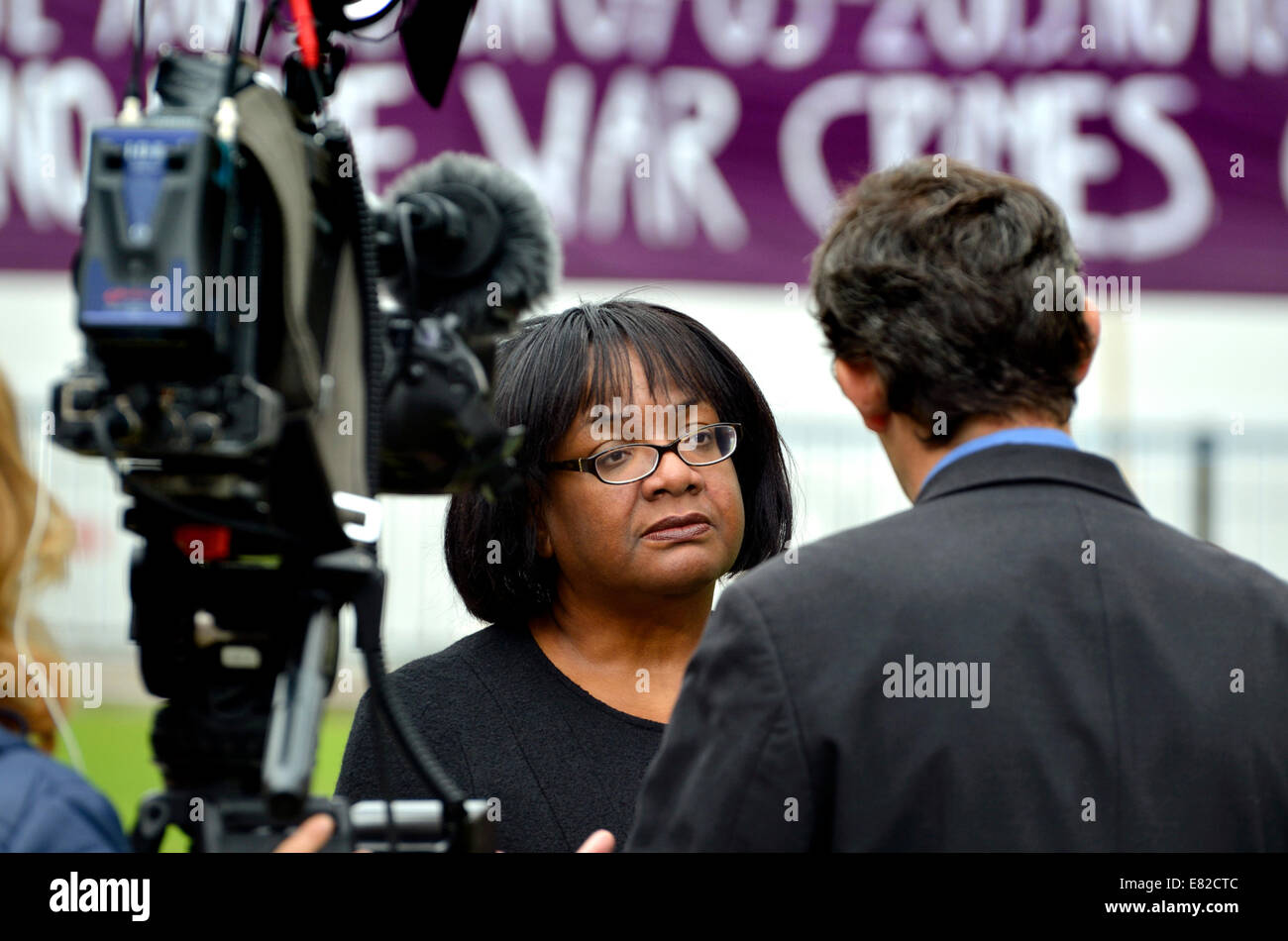 Diane Abbott MP (Arbeit, Hackney North und Stoke Newington) interviewt am College Green, Westminster Stockfoto