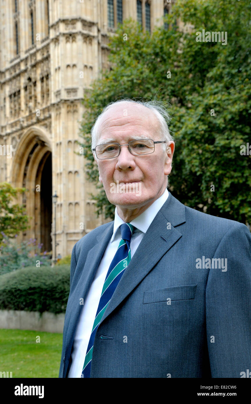 Sir Menzies (Ming) Campbell (LIB) auf dem College Green außerhalb des Parlaments, Westminster Stockfoto