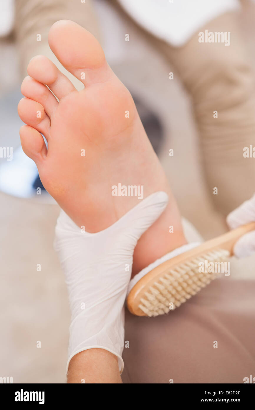 Kunden einen Fuß immer mit Bürste gereinigt Stockfoto