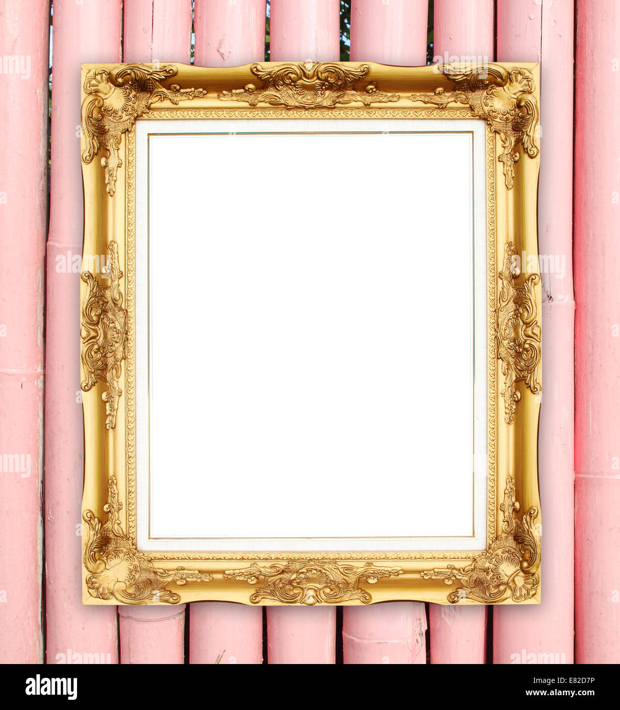leere Goldrahmen auf bunten Bambus Wand Hintergrund Stockfoto