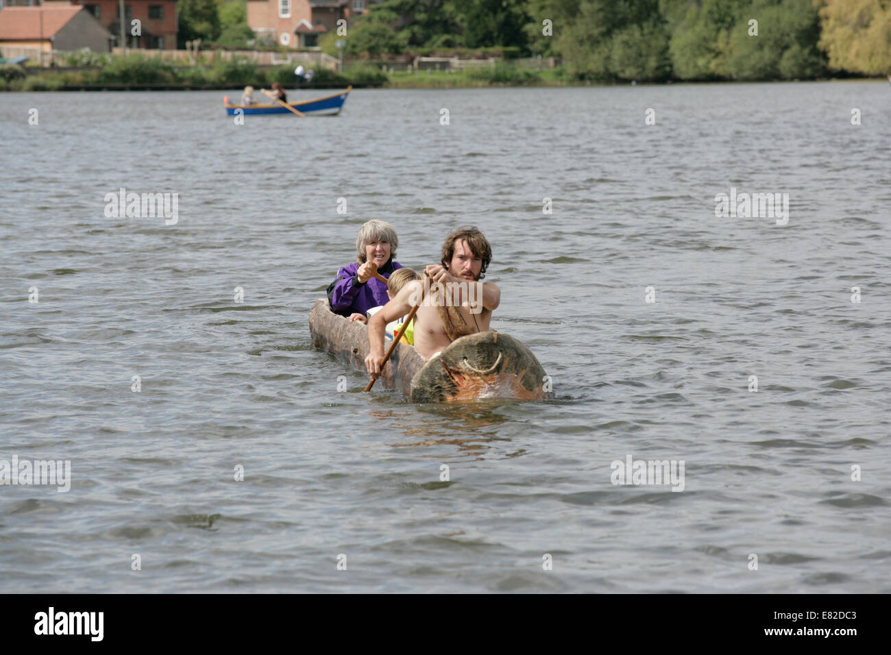 Eisenzeit Einbaum Boot Reenactment Stockfoto