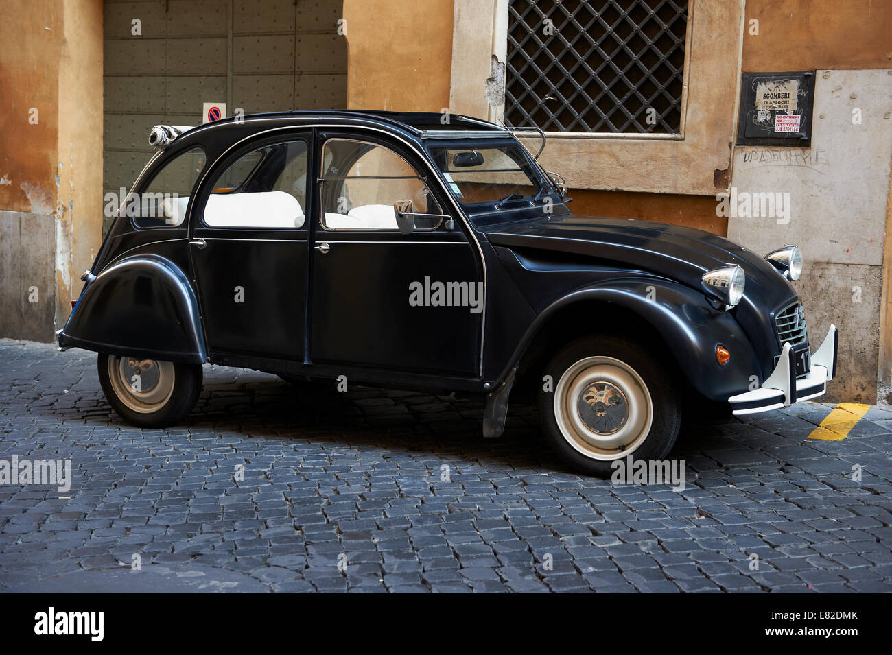 Französischen 2CV Auto erschossen in Rom, Italien Stockfoto