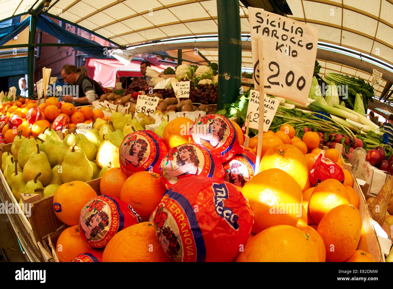 Wide-Engel Blick auf einem Obststand auf dem Obst und Gemüse Markt in der Nähe von Rialto Bridge, Venedig, Italien Stockfoto