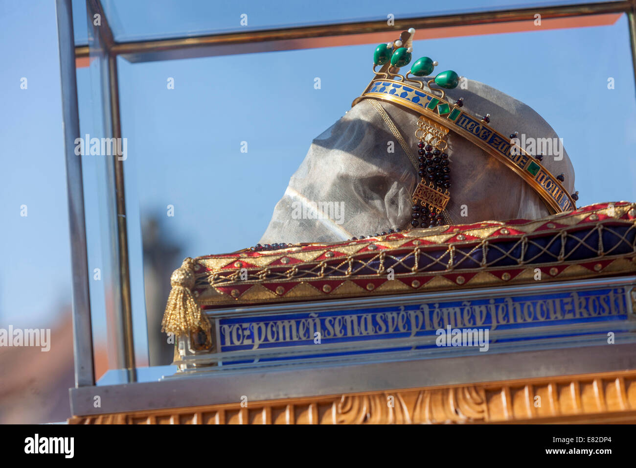 Schädel des Heiligen Wenzels im Glaskasten während der Wallfahrt auf der Website seiner Ermordung in Stara Boleslav, Tschechien Stockfoto