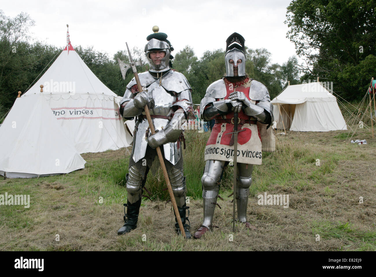 Mittelalterliche Ritter in Rüstung Reenactment Stockfoto