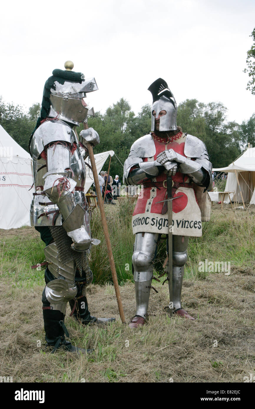 Mittelalterliche Ritter in Rüstung Reenactment Stockfoto