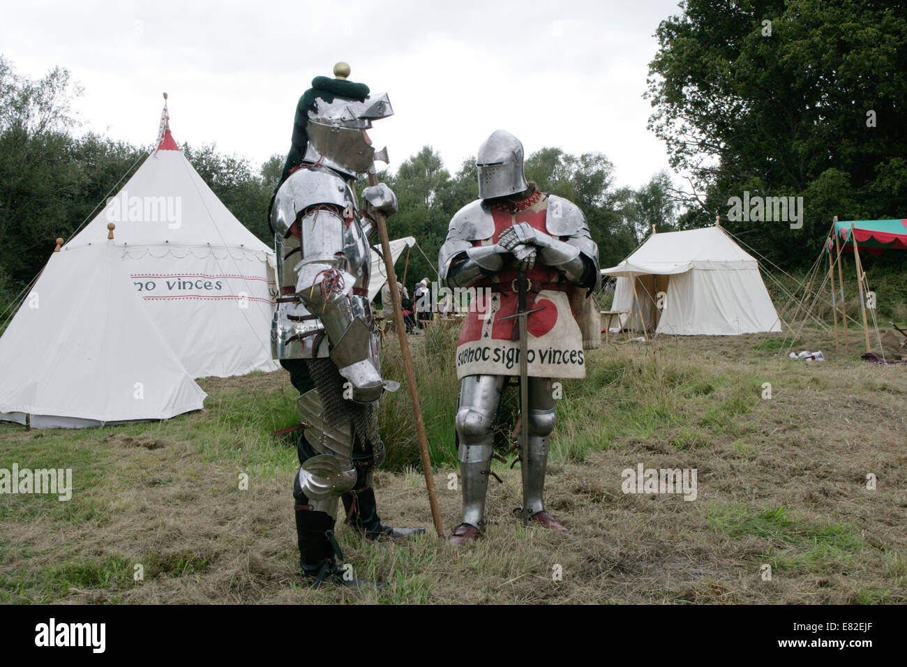 Mittelalterliche Ritter in Rüstung Reenactment Stockfoto