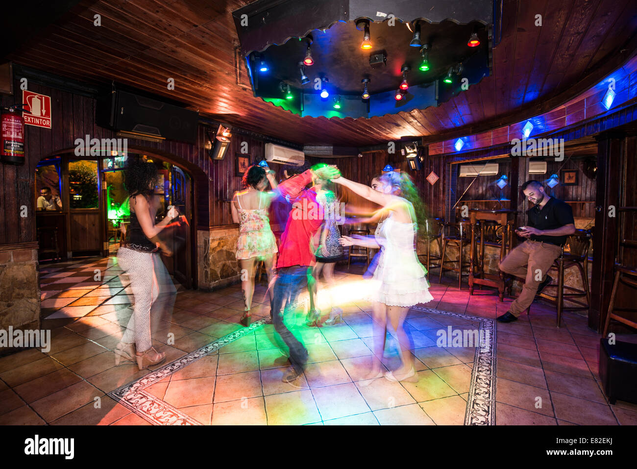 Freunde tanzen in der Disco MicMac in Marbella, Málaga, Spanien. Stockfoto