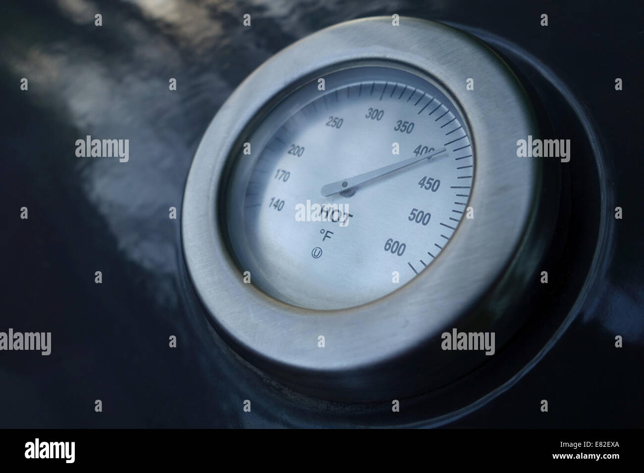 Thermometer auf ein Gas-Grill bei hoher Temperatur mit dem Wort HOT im Messgerät Stockfoto
