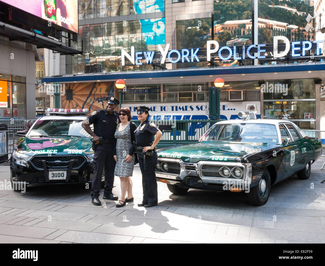 Touristischen Posen mit NYPD Polizei, Oldtimer Kader-Anzeige, Stockfoto