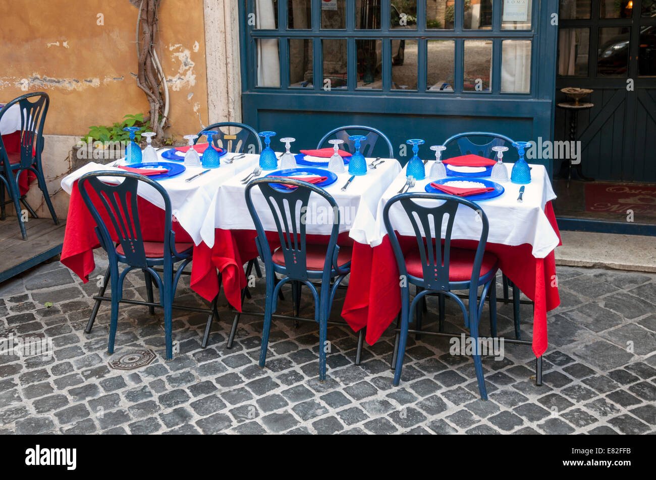 Tische im Freien außerhalb des Restaurants Osteria Marguta an der Via di Ripetta in Rom, Italien Stockfoto