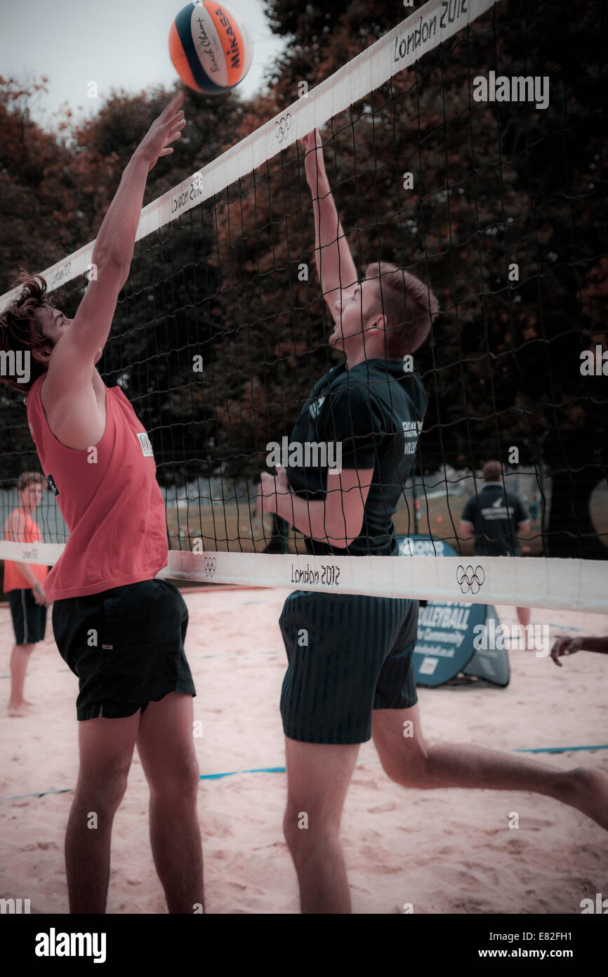 Zwei Männer spielen Sie Volleyball am Netz. Stockfoto