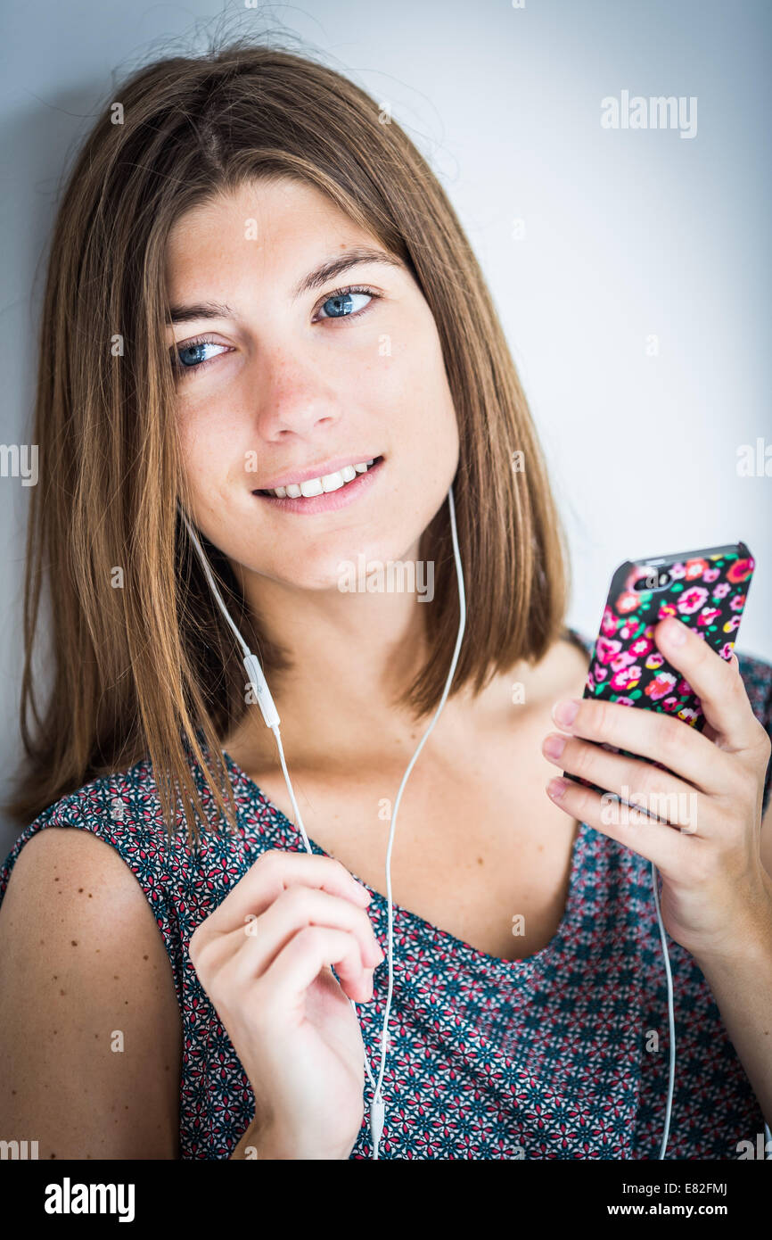 Frau mit ihrem Handy mit einer Freisprecheinrichtung. Stockfoto