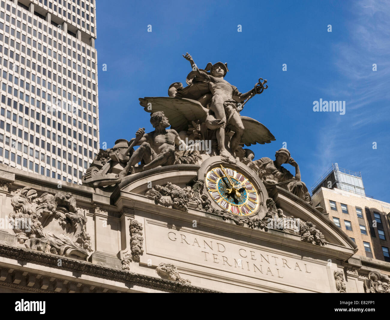 An der Fassade des Grand Central Terminals befinden sich eine Transportskulptur und eine Tiffany-Glasuhr, New York City, USA Stockfoto