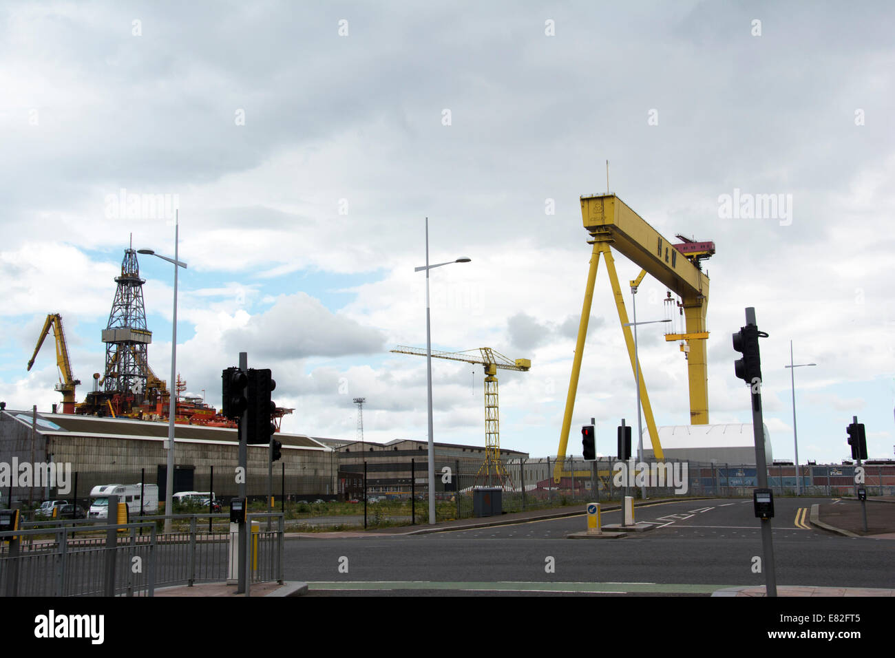 ULSTER; BELFAST; TITANIC VIERTEL; HARLAND UND WOLFF KRANE UND BÜROS Stockfoto