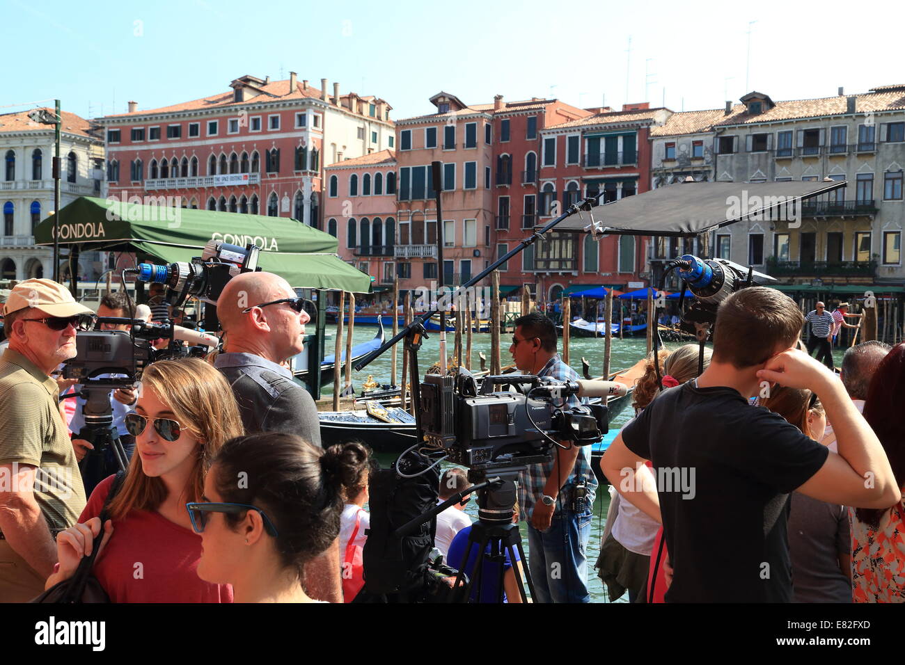 Venedig, Italien. 29. Sep, 2014. Schauspieler George Clooney und Rechtsanwalt Amal Alamuddin kommen für ihre standesamtliche Trauung in Venedig. Stockfoto