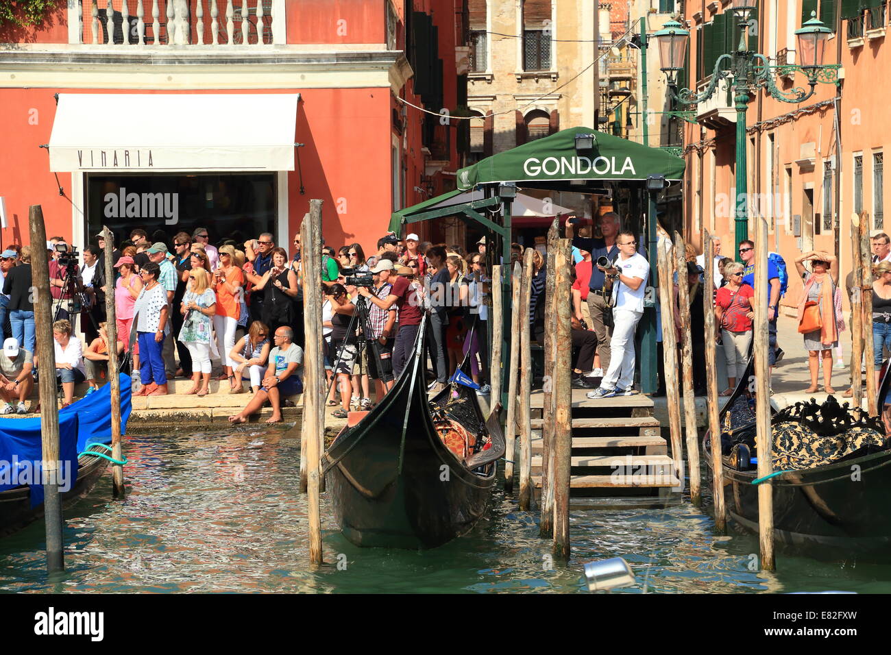 Venedig, Italien. 29. Sep, 2014. Schauspieler George Clooney und Rechtsanwalt Amal Alamuddin kommen für ihre standesamtliche Trauung in Venedig. Stockfoto