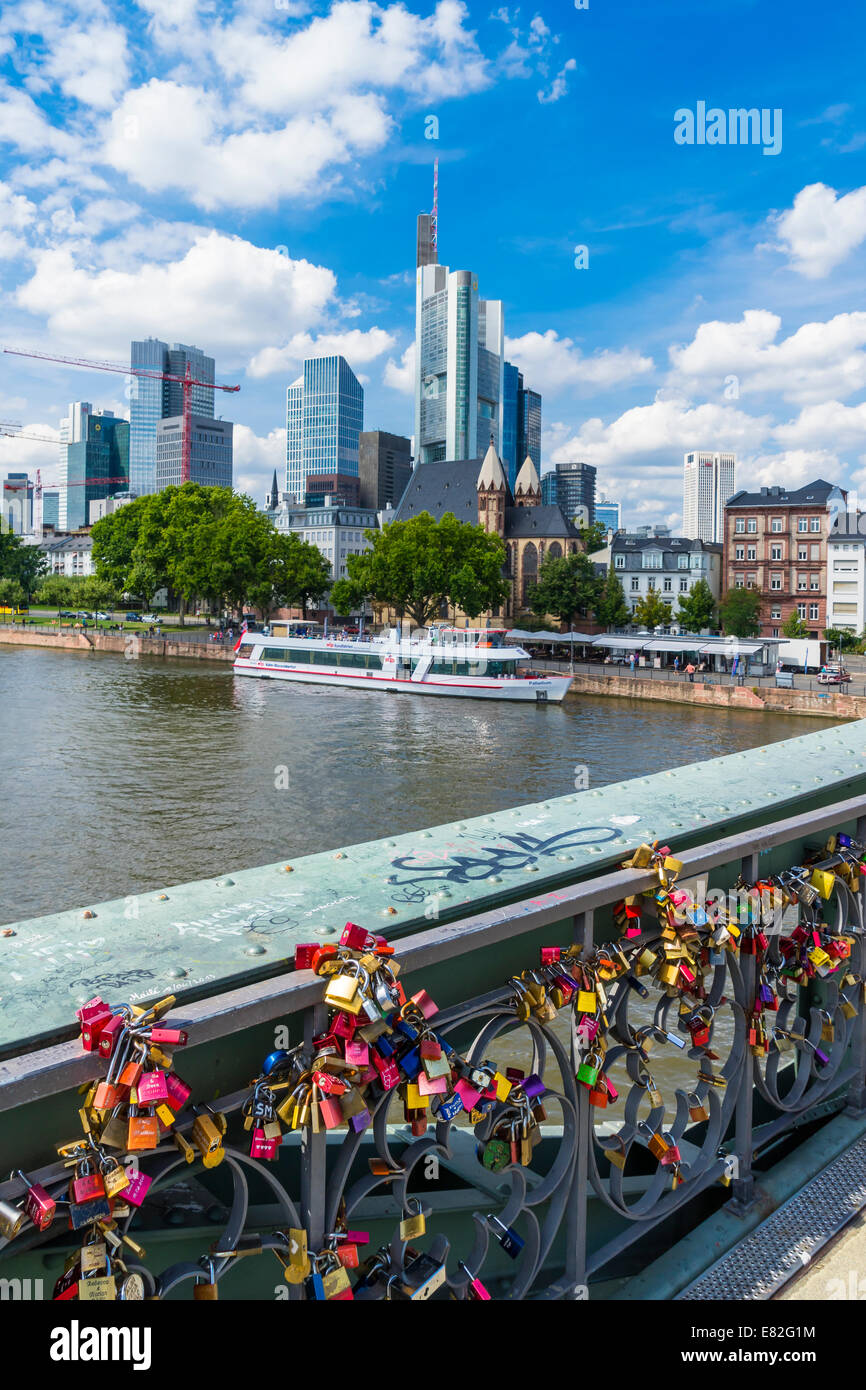 Deutschland, Hessen, Frankfurt, Liebe an der Brücke Eiserner Steg, Financial District im Hintergrund sperrt Stockfoto