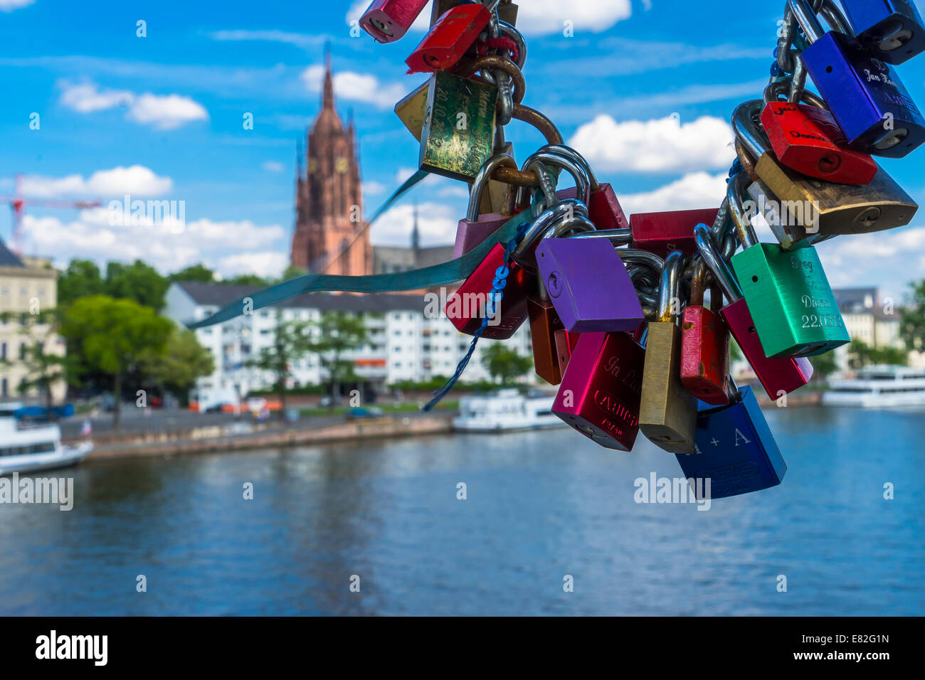 Deutschland, Hessen, Frankfurt, Liebe Schleusen an der Brücke Eiserner Steg Stockfoto
