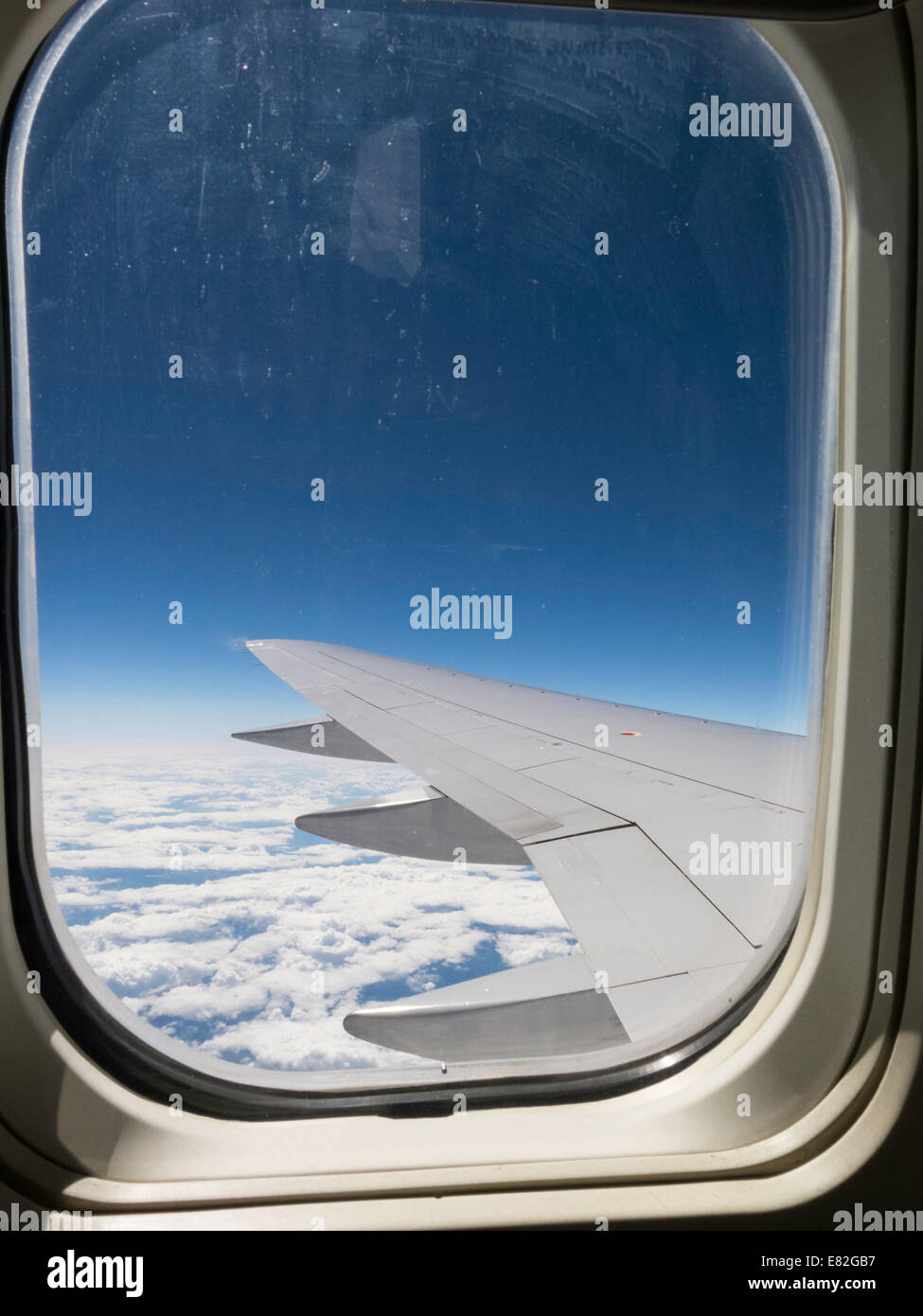 Jet Flugzeug Flügel vom Kabinenfenster auf der Flucht Stockfoto