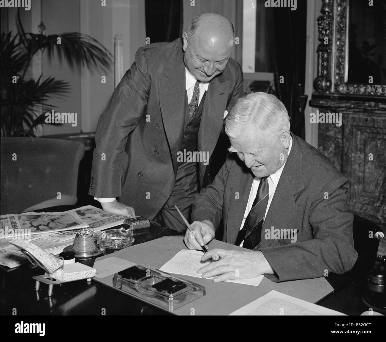 Vizepräsident Garner Zeichen Währungskonferenz Bericht (Washington, D.C., 6. Juli 1939) als PMG James A. Farley blickt auf. Stockfoto