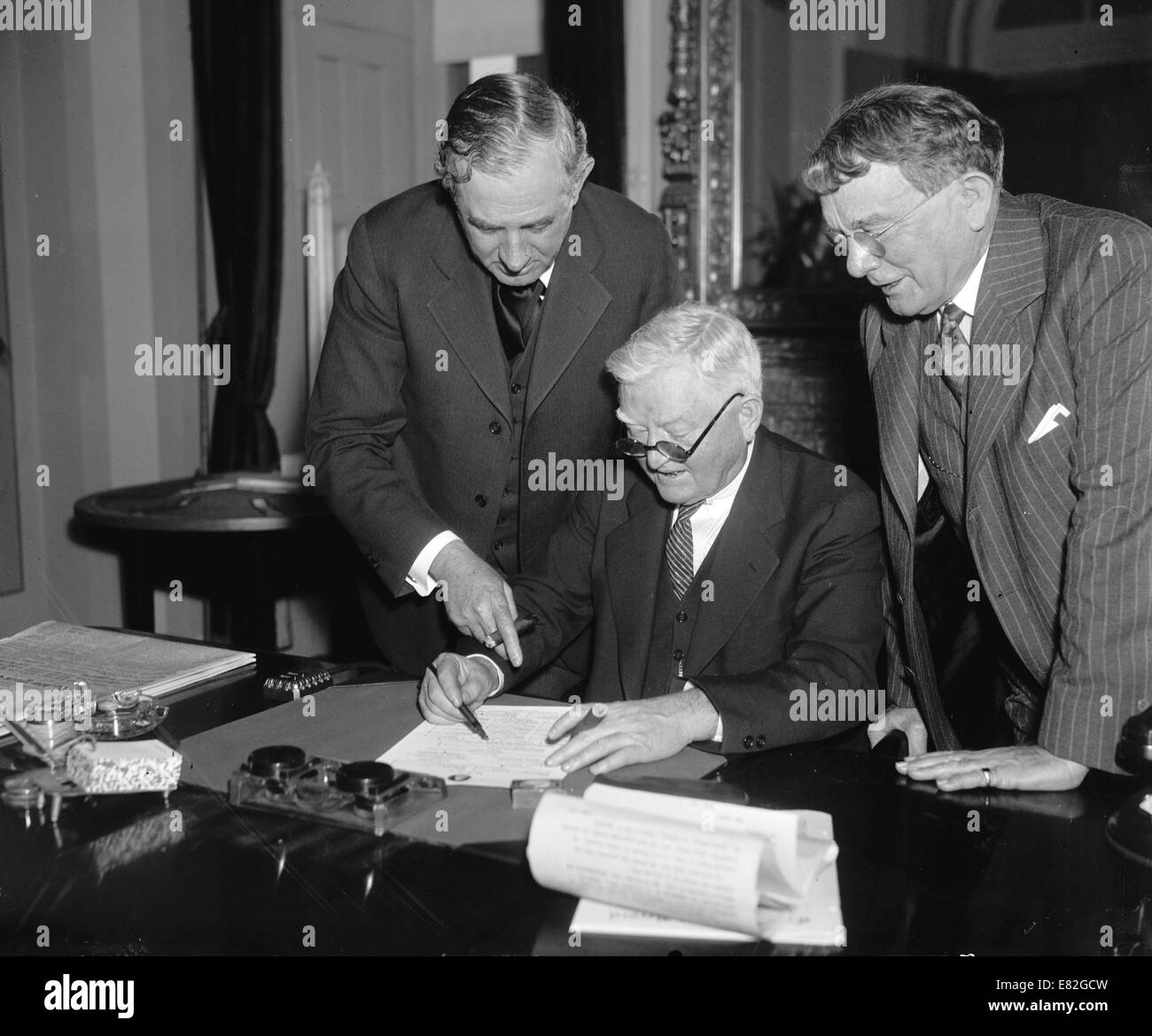 Vizepräsident Garner Unterzeichnung Neutralität Bill in Washington, D.C. am 8. Januar 1937 Stockfoto