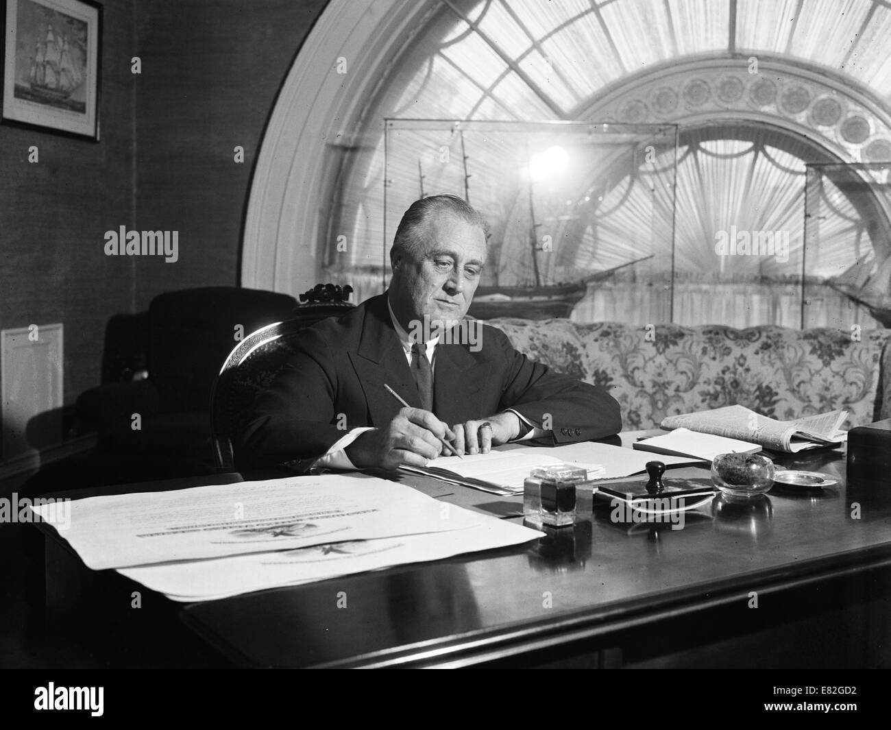 Präsident Franklin d. Roosevelt unterzeichnet Rechnungen in der Osthalle des weißen Hauses am 8. Juni 1936. Stockfoto