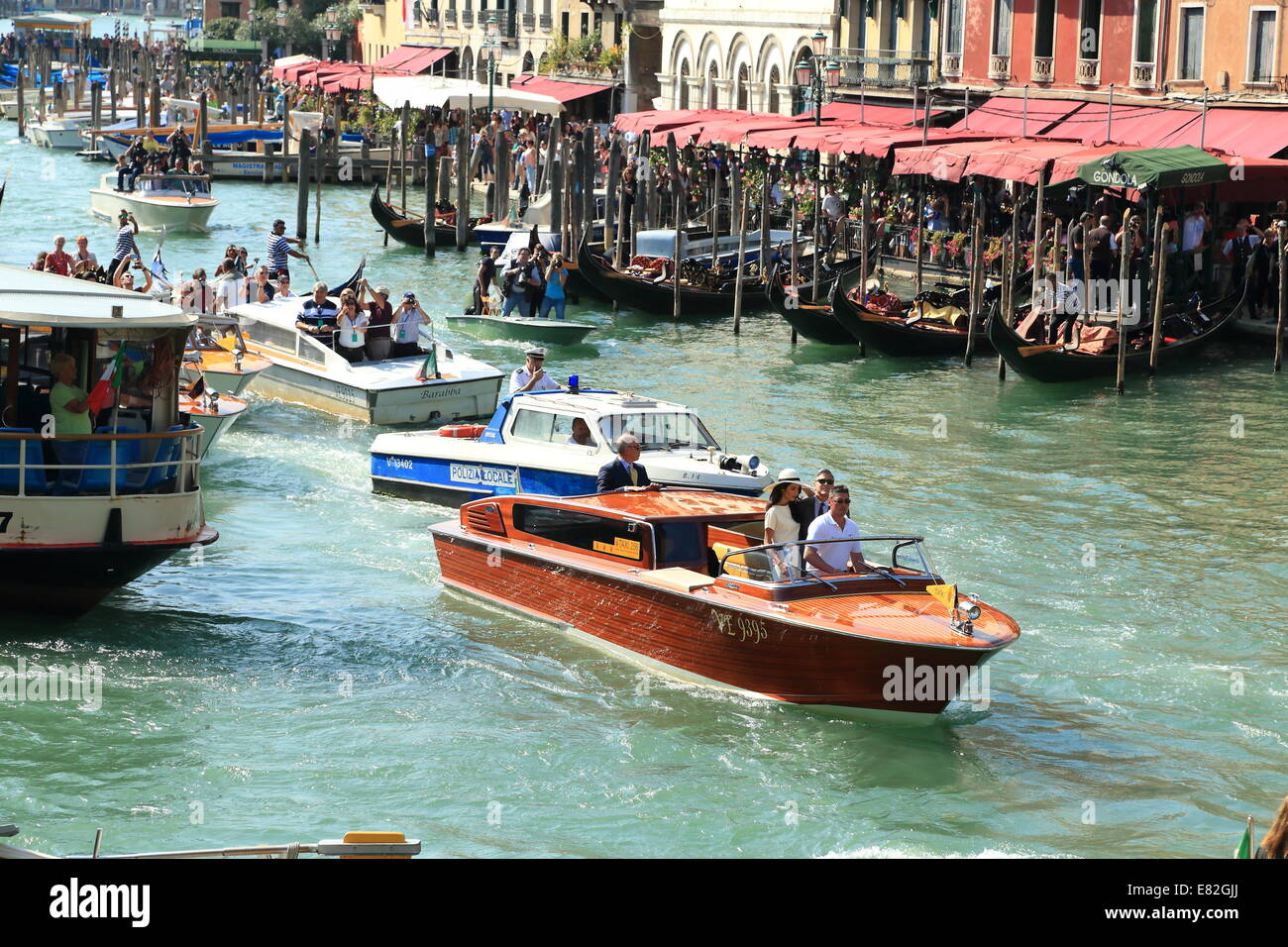 Venedig, Italien. 29. Sep, 2014. Schauspieler George Clooney und Rechtsanwalt Amal Alamuddin kommen für ihre standesamtliche Trauung in Venedig. Stockfoto