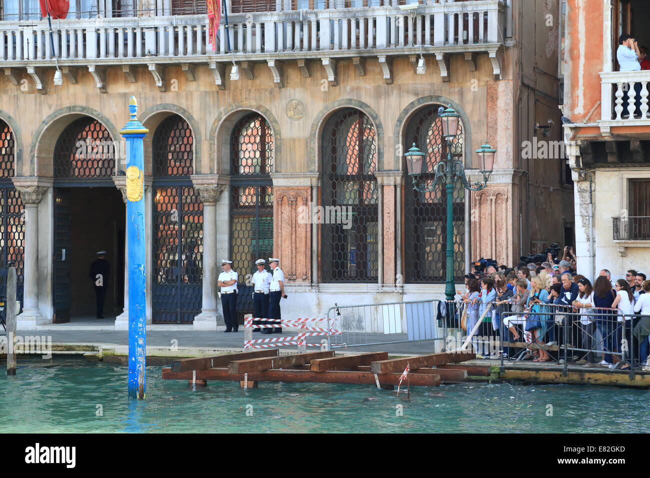 Venedig, Italien. 29. Sep, 2014. Schauspieler George Clooney und Rechtsanwalt Amal Alamuddin kommen für ihre standesamtliche Trauung in Venedig. Stockfoto