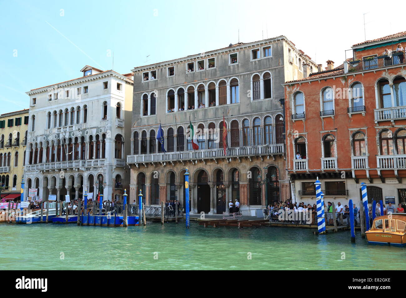 Venedig, Italien. 29. Sep, 2014. Schauspieler George Clooney und Rechtsanwalt Amal Alamuddin kommen für ihre standesamtliche Trauung in Venedig. Stockfoto