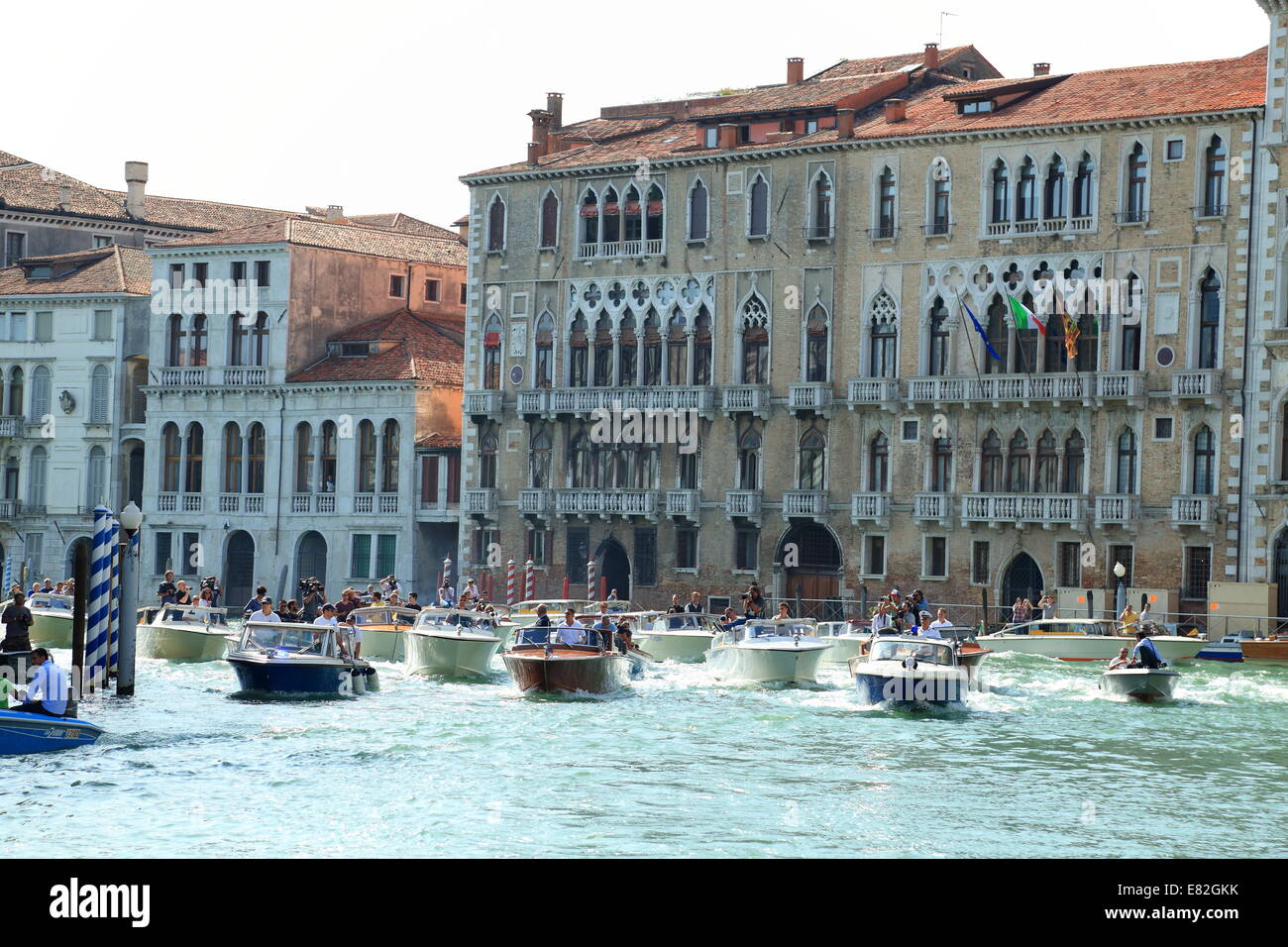 Venedig, Italien. 29. Sep, 2014. Schauspieler George Clooney und Rechtsanwalt Amal Alamuddin kommen für ihre standesamtliche Trauung in Venedig. Stockfoto