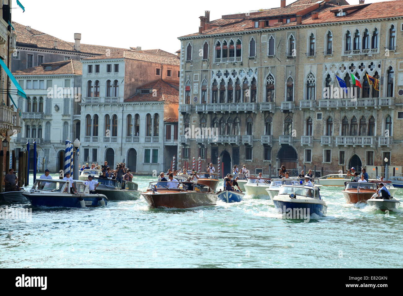 Venedig, Italien. 29. Sep, 2014. Schauspieler George Clooney und Rechtsanwalt Amal Alamuddin kommen für ihre standesamtliche Trauung in Venedig. Stockfoto