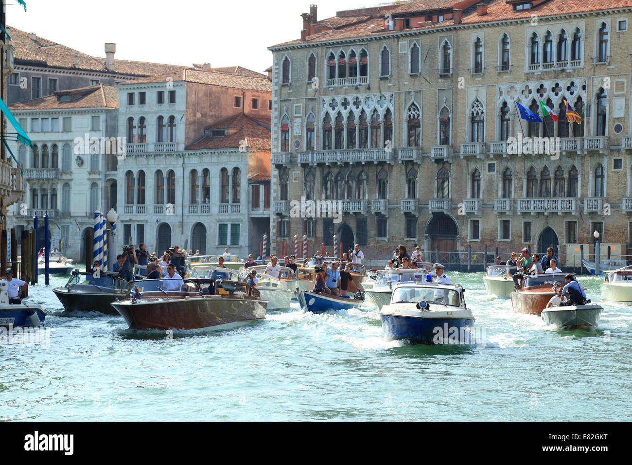 Venedig, Italien. 29. Sep, 2014. Schauspieler George Clooney und Rechtsanwalt Amal Alamuddin kommen für ihre standesamtliche Trauung in Venedig. Stockfoto