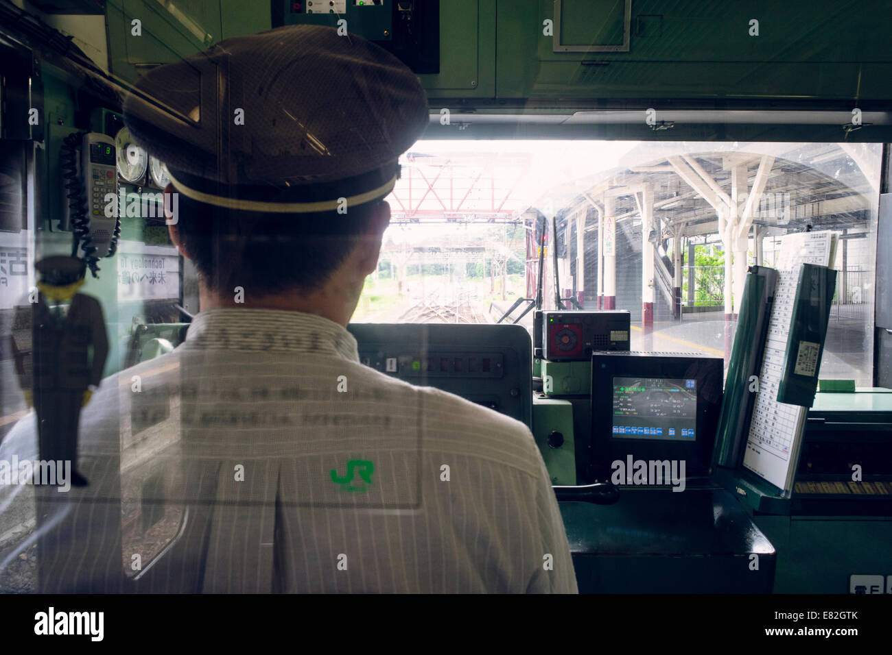 Japan, Nikko, Zugführer in einem Zug Stockfoto